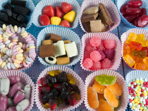 Nadměrný příjem cukru souvisí s nezdravým ukládáním tuku