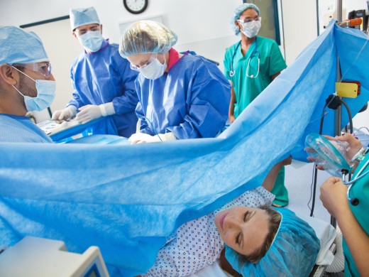 Císařský řez je čtyřnásobně rizikovější než normální porod